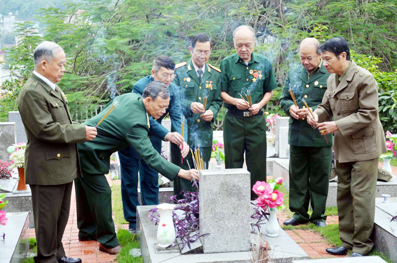 Các CCB Binh đoàn Than thắp hương tưởng nhớ đồng đội tại Nghĩa trang Liệt sĩ Hà Tu (TP Hạ Long).