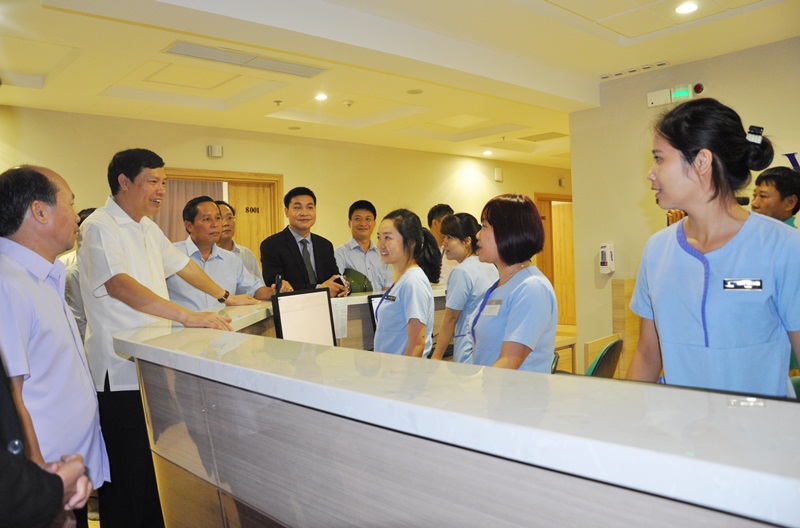 Chủ tịch UBND tỉnh Nguyễn Đức Long trò chuyện với  các y bác sĩ bệnh viện Vinmec Hạ Long.