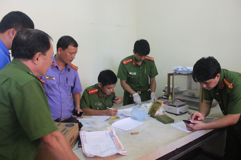 Lực lượng chức năng lấy mẫu giám định phục vụ công tác tố tụng đối với Lô Thị Sen.