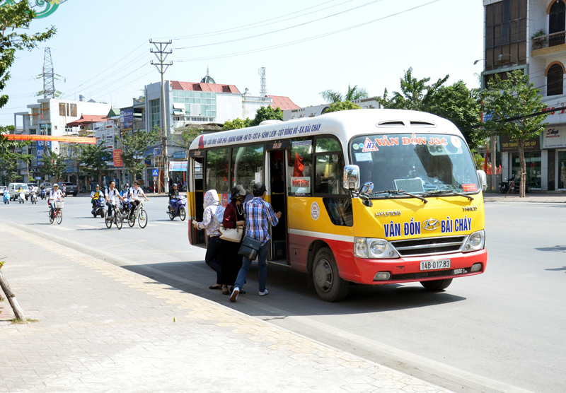 Xe buýt đón trả khách không đúng nơi quy định trên đường Trần Phú (TP Cẩm Phả).
