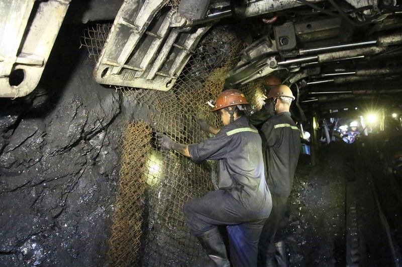 Công nhân mỏ than Hà Lầm đang thi công đường lò âm 200.