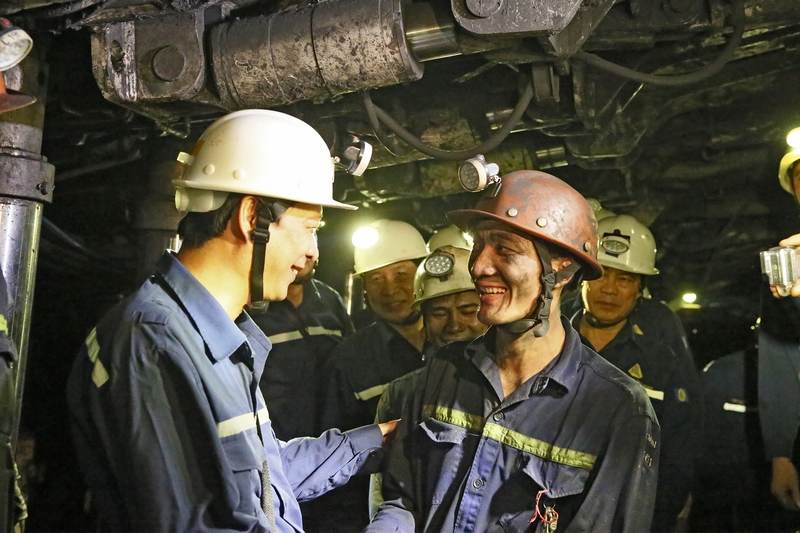 Đồng chí Bí thư Tỉnh ủy trò chuyện với công nhân mỏ than Hà Lầm đang trực tiếp sản xuất trong lò.