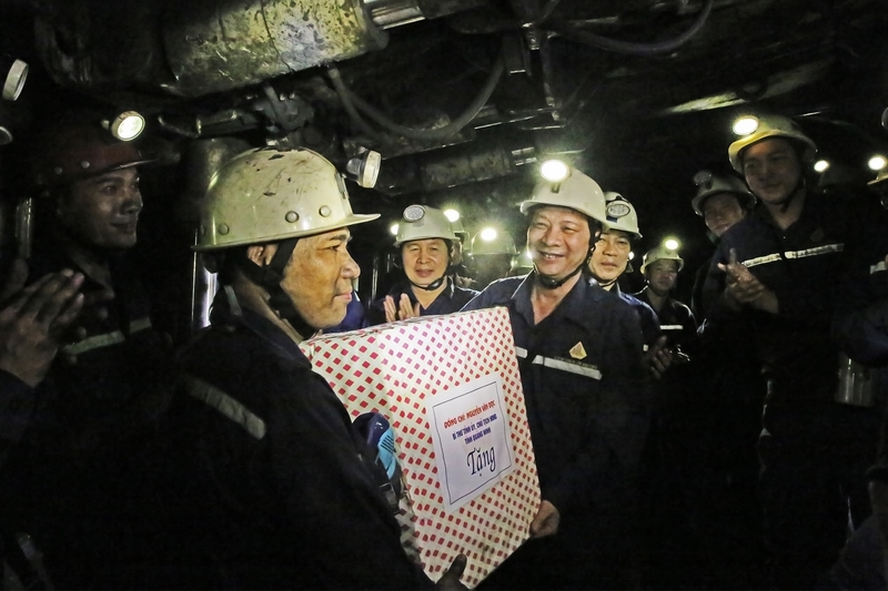 Đồng chí Bí thư tặng quà chúc mừng công nhân mỏ than.