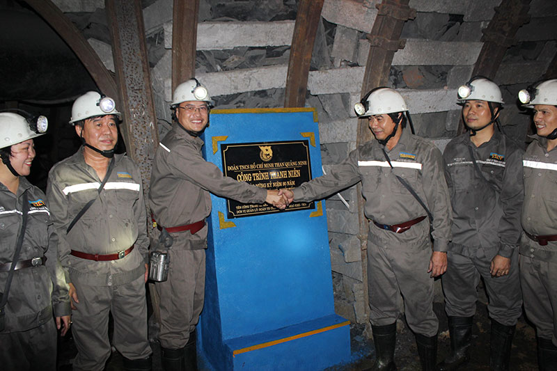 Gắn biển công trình chào mừng 80 năm Ngày Truyền thống công nhân Vùng mỏ - Truyền thống ngành Than