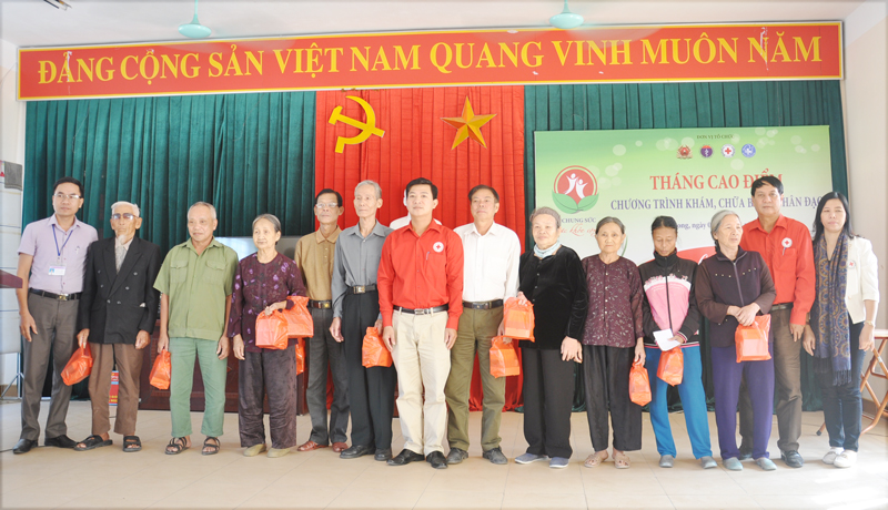 Đại diện các đơn vị tổ chức tặng quà cho các đối tượng chính sách phường Hà Phong, TP Hạ Long.