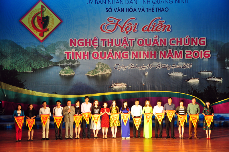 Đồng chí Vũ Thị Thu Thủy chúc mừng các đơn vị về tham dự Hội diễn.