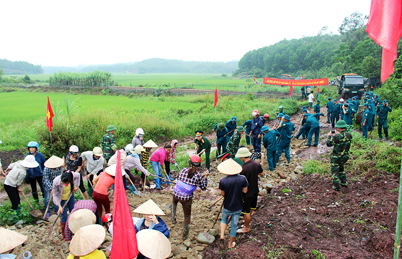 Phụ nữ huyện Đầm Hà tham gia cùng các lực lượng làm đường nông thôn mới tại thôn Tân Trung, xã Tân Bình, huyện Đầm Hà.