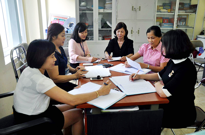 Cán bộ Hội LHPN phường Quang Hanh (TP Cẩm Phả) trao đổi, thảo luận về các giải pháp nâng cao chất lượng hoạt động.