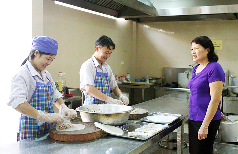Chị Nguyễn Thị Tường kiểm tra khu bếp ăn tập thể Trưng Vương của Công ty.