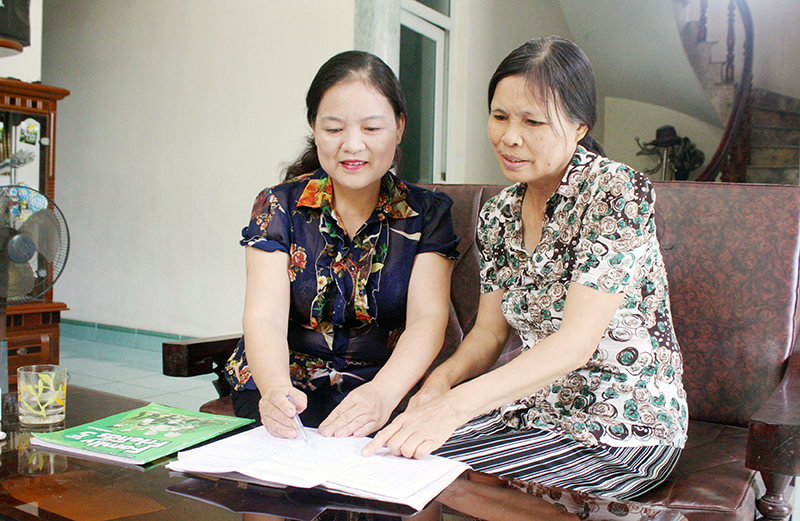 Chị Đinh Thị Bích Loan (bên trái) trao đổi với hội viên Chi hội về nội dung sinh hoạt CLB “Gia đình hạnh phúc”.