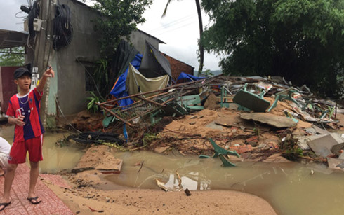 Một ngôi nhà ở Khu phố Long An, thị trấn La Hai (huyện Đồng Xuân - Phú Yên) bị sập hoàn toàn (Ảnh: Báo Phú Yên)