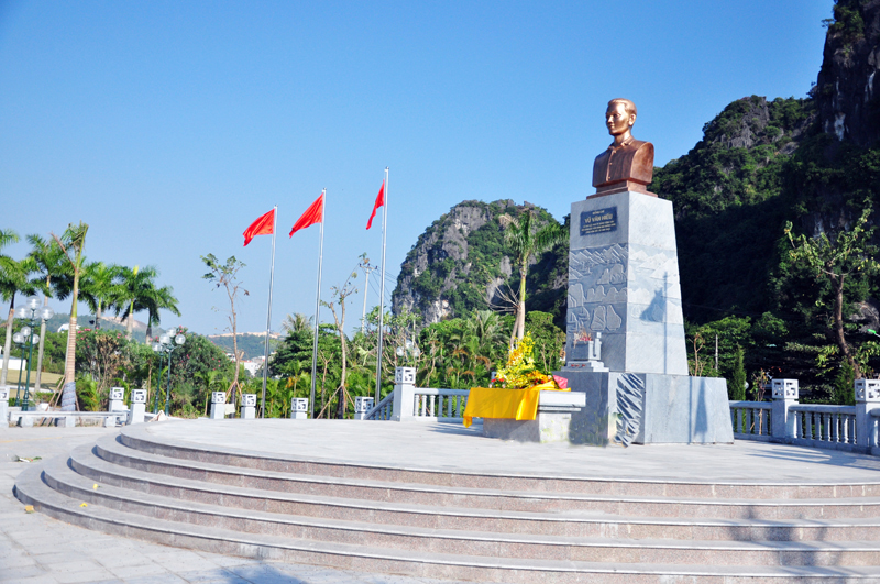 Tượng đài đồng chí Vũ Văn Hiếu, Bí thư Đặc khu ủy đầu tiên của Khu mỏ Quảng Ninh.