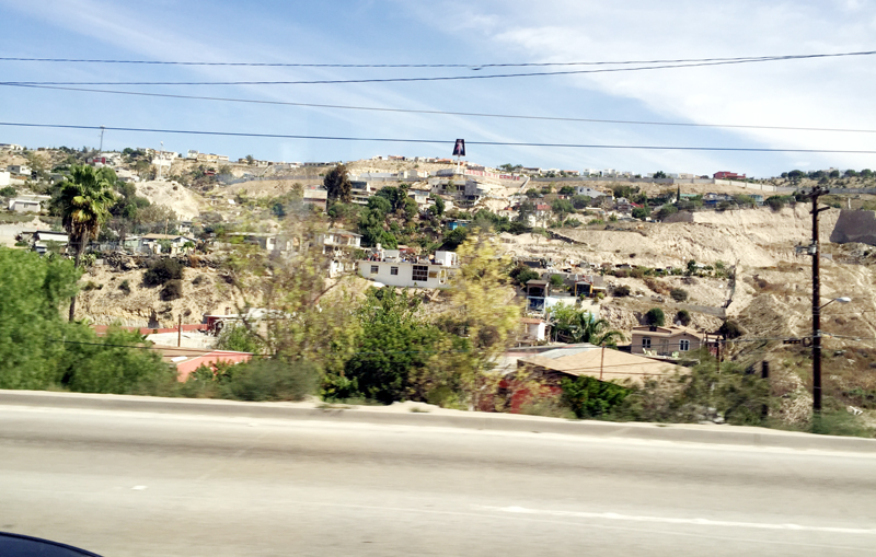 Những ngôi nhà nhấp nhô trên các đồi cát cằn cỗi hai bên đường cao tốc.