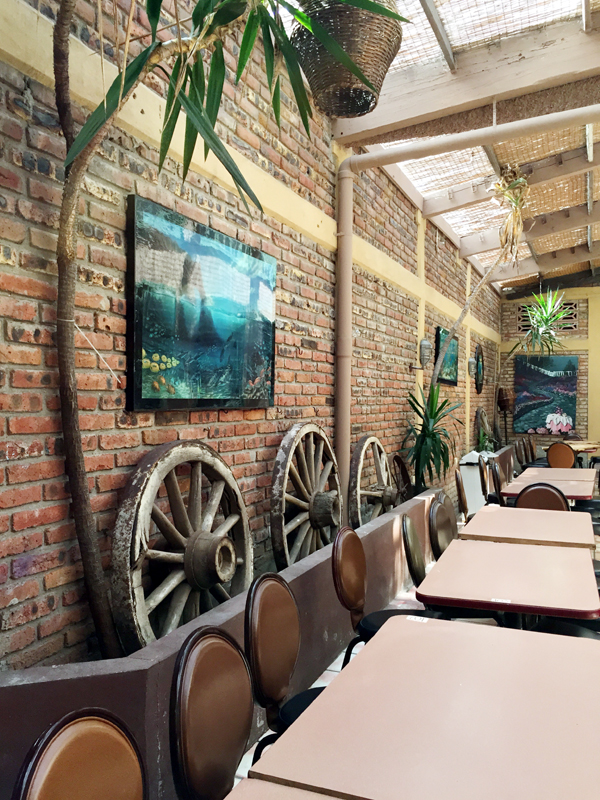 Những bức tường nhà hàng còn nguyên gạch mộc, một số bánh xe ngựa cũ kỹ được dựng ngay cạnh bàn ăn của khách. 