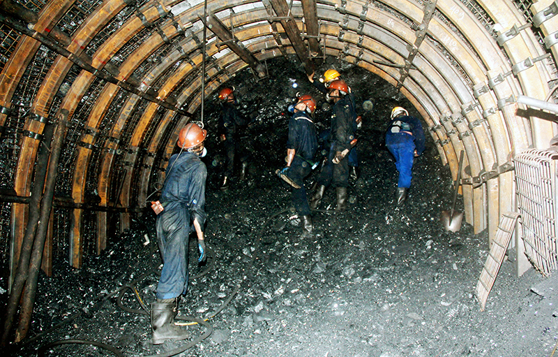 Công nhân Công ty Xây dựng mỏ Hầm lò 1 thi công giếng đứng Dự án hầm lò mỏ Núi Béo. Ảnh: Đỗ Phương