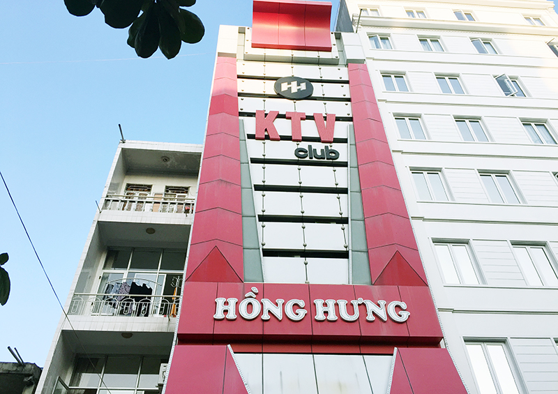 Cửa hàng karaoke Hồng Hưng KTV, phường Bạch Đằng (TP Hạ Long) biển quảng cáo che kín mặt tiền.