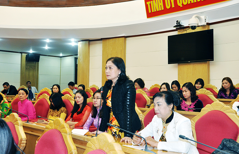 Cán bộ nữ đề xuất giải pháp về công tác phụ nữ tại hội nghị gặp mặt cán bộ chuyên trách công tác Hội  nhân kỷ niệm 106 năm ngày Quốc tế Phụ nữ (8-3) do Tỉnh ủy Quảng Ninh tổ chức.