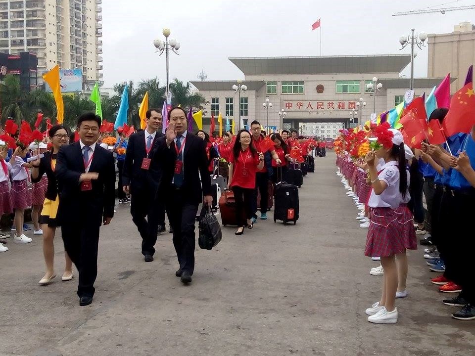在11月7日7时，199名中国青年已入境越南广宁省芒街国际口岸，同入境越南老街和谅山的706名中国青年代表共同参加第三届越中青年大联欢。（图片来源：越通社）