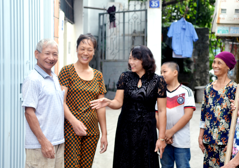 Chi hội trưởng Chi hội Phụ nữ khu 4, phường Hồng Hà, TP Hạ Long (thứ 3, trái sang) trao đổi, vận động hội viên phụ nữ và nhân dân giữ gìn vệ sinh môi trường.
