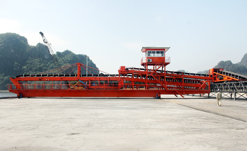 Hệ thống băng tải và thiết bị rót than hiện đại tại cảng Km6 Cẩm Phả sau khi được đầu tư.