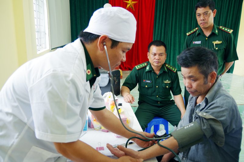 CBCS Đồn Biên phòng Quảng Đức khám chữa bệnh, phát thuốc miễn phí cho người dân bản Lý Quáng, xã Quảng Sơn (huyện Hải Hà).