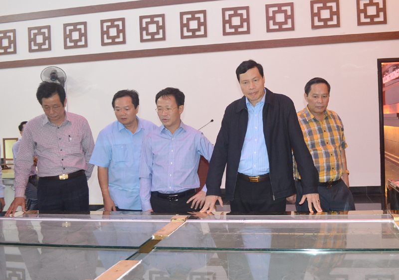 Chủ tịch UBND tỉnh Nguyễn Đức Long khảo sát khu vực Nhà tang lễ tại Công viên Nghĩa trang An lạc ( huyện Hoành Bồ) của Công ty CP Tập đoàn Indevco.