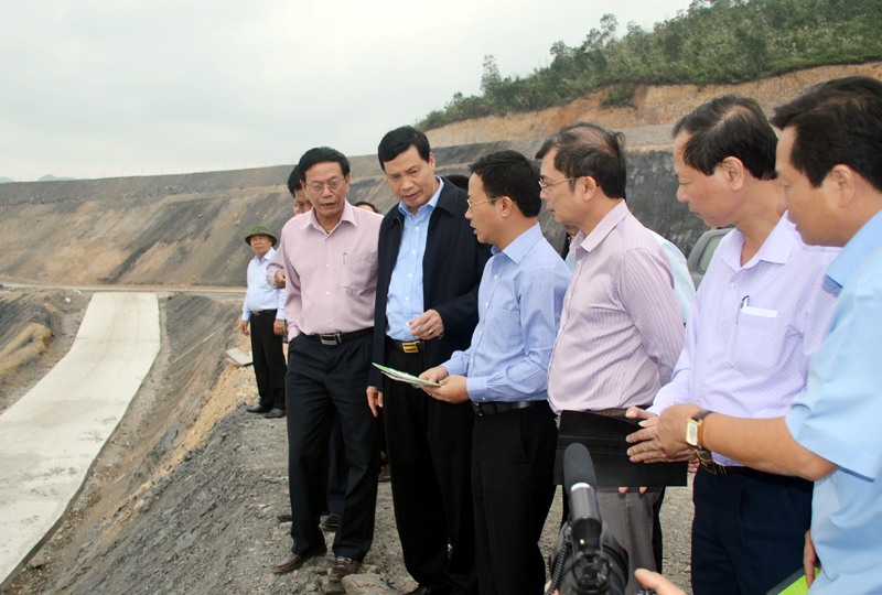 Chủ tịch UBND tỉnh Nguyễn Đức Long khảo sát khu vực xây dựng Nhà máy xử lý rác.
