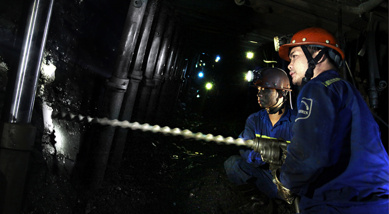 Sản xuất than trong lò tại Công ty Than Vàng Danh - TKV.  Ảnh: Phạm Cường (Công ty CP Than Vàng Danh)