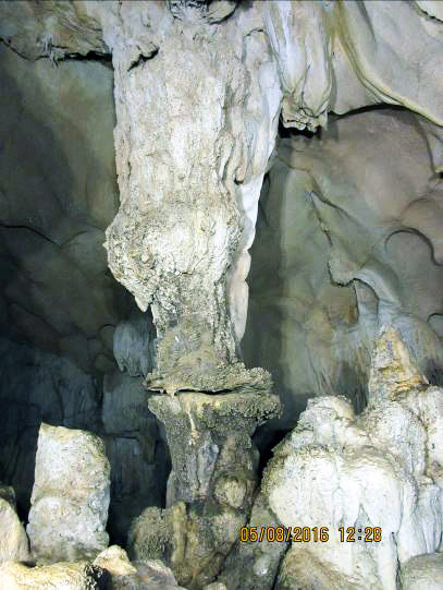 Cột đá bị rời làm đôi do hoạt động kiến tạo và  trọng lực tại một hang động mới phát hiện trên vịnh Hạ Long