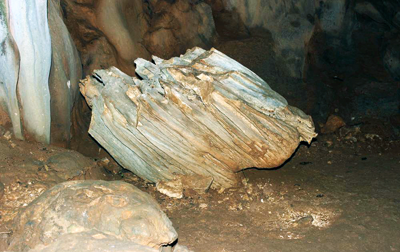 Nhũ đá bị rơi từ trần tại động Mê Cung