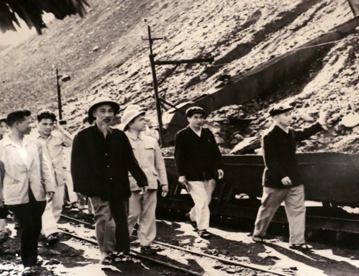 Bác Hồ về thăm mỏ Đèo Nai năm 1956
