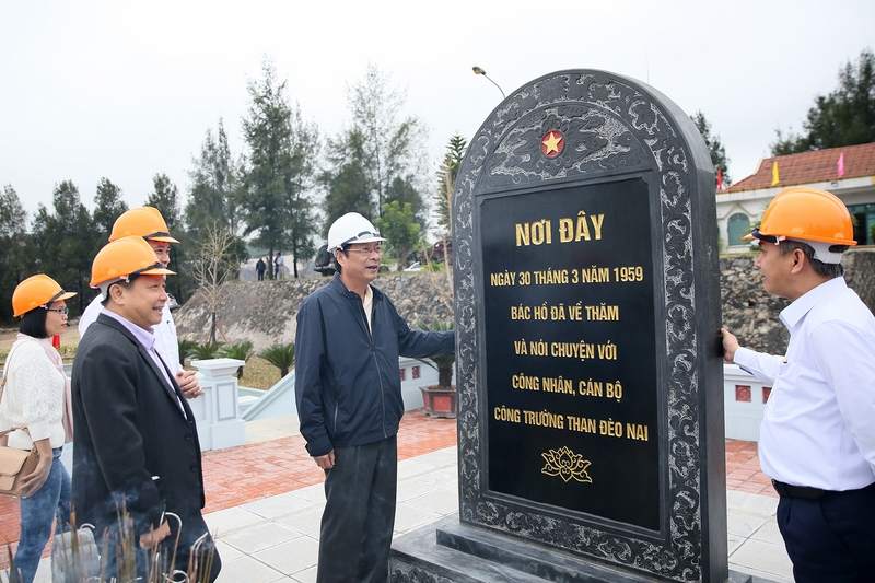 Đồng chí Bí thư Tỉnh ủy tới thăm bia tưởng niệm nơi Bác Hồ đã dừng chân và trò chuyện với công nhân ngành than tại mỏ than Đèo Nai.
