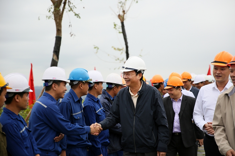 Đồng chí Bí thư Tỉnh ủy trò chuyện với công nhân mỏ than Đèo Nai.