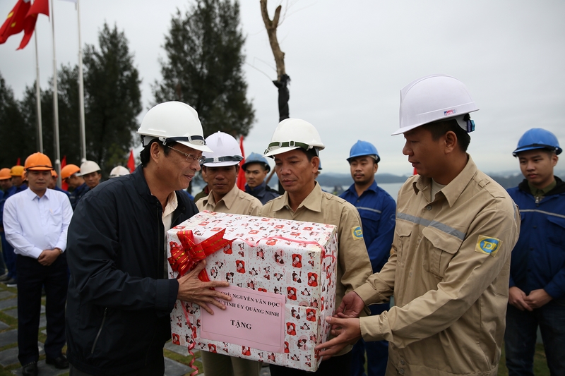 Đồng chí Bí thư Tỉnh ủy tặng quà công nhân mỏ than Đèo Nai.