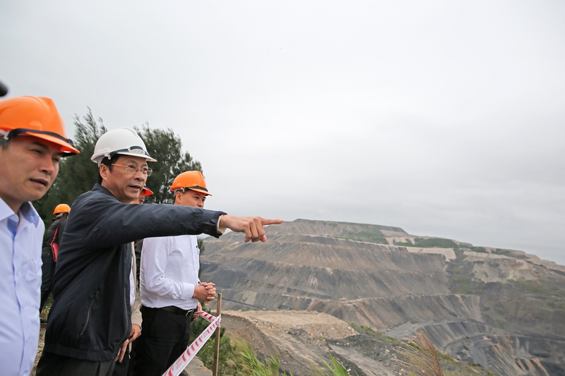 Đồng chí Bí thư thăm quan khai trường mỏ than Đèo Nai.