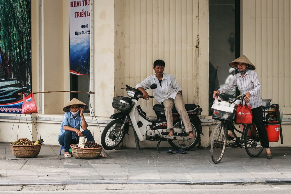 Hàng rong nhiều nhất là rau, củ, quả hay các đồ ăn vặt. (Ảnh: Thanh Dung/Vietnam+)