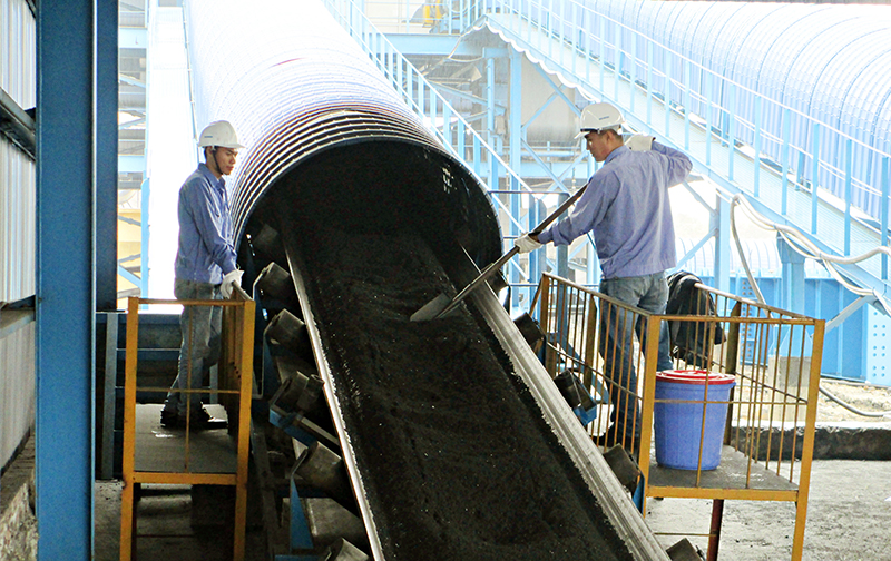 Công ty Giám định than - TKV thực hiện lấy mẫu kiểm định chất lượng than qua hệ thống băng tải ống tại Nhà máy Nhiệt điện than Mông Dương. Ảnh: Văn Việt (CTV)