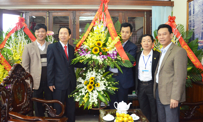 Ông Nguyễn Đình Trung, Phó Chủ tịch UBND TP Uông Bí chúc mừng Công ty CP than Vàng Danh