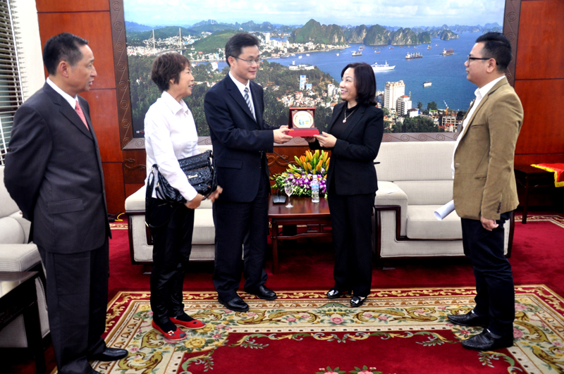 Đồng chí Vũ Thị Thu Thủy, Phó Chủ tịch UBND tỉnh tặng quà lưu niệm cho Phó tỉnh trưởng tỉnh Quảng Đông 