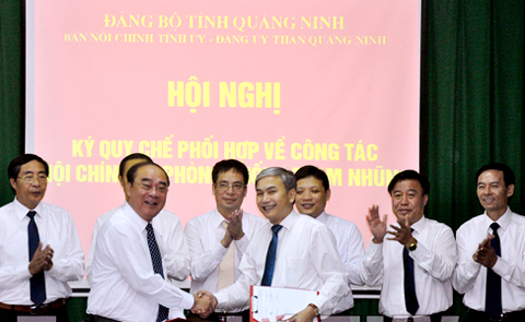 Đảng uỷ Than Quảng Ninh ký kết Quy chế phối hợp về công tác nội chính và phòng, chống tham nhũng với Ban Nội chính Tỉnh uỷ Quảng Ninh.          Ảnh: Đảng ủy Than Quảng Ninh