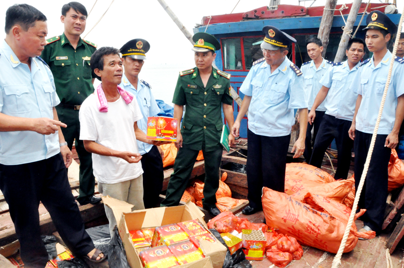 Phương tiện, tang vật và đối tượng vận chuyển trái phép 2.020kg pháo do Hải quan Quảng Ninh phát hiện, bắt giữ tại khu vực biển xã Vĩnh Thực (TP Móng Cái), ngày 1-8-2016.