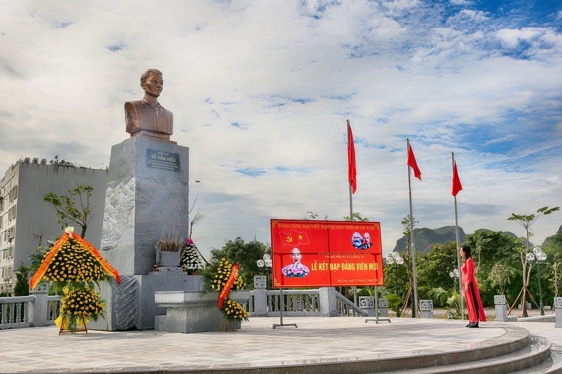 Đảng viên mới tuyên thề trước cờ Đảng, cờ Tổ quốc, anh linh Chủ tịch Hồ Chí Minh và tượng đài đồng chí Vũ Văn Hiếu.