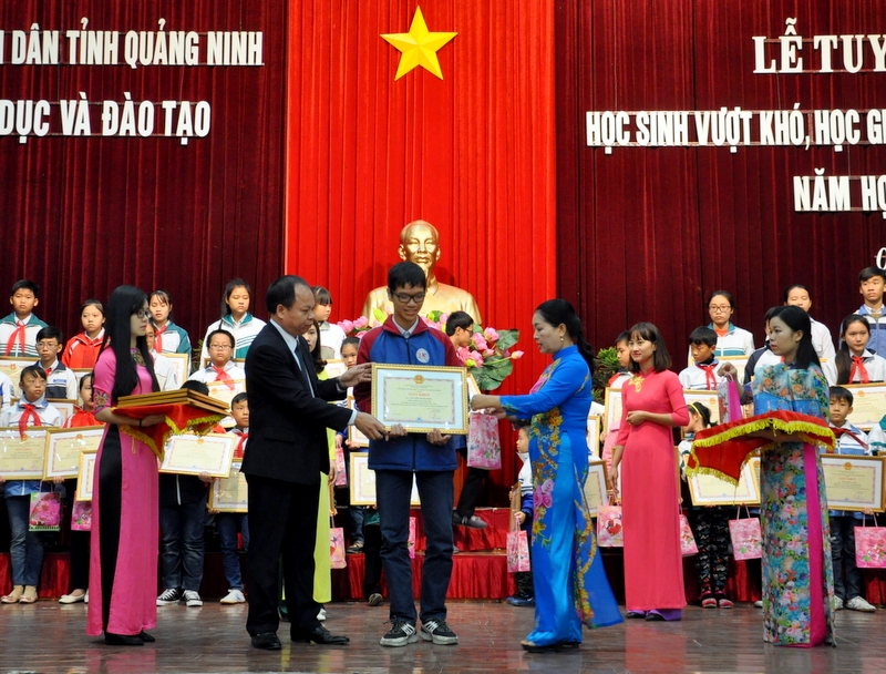 Các đồng chí lãnh đạo Sở GD-ĐT, Công Đoàn ngành giáo dục tỉnh tặng giấy khen và quà cho các em học sinh.