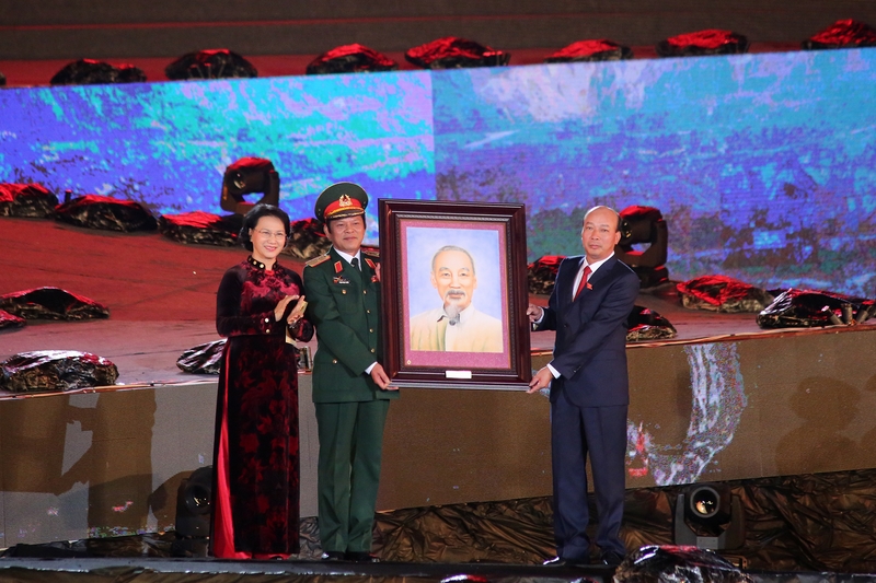 Đồng chí Nguyễn Thị Kim Ngân, Ủy viên Bộ Chính trị, Chủ tịch Quốc hội trao tặng bức ảnh Bác Hồ cho Tập đoàn Công nghiệp Than- Khoáng sản Việt Nam và Tổng Công ty Đông Bắc.