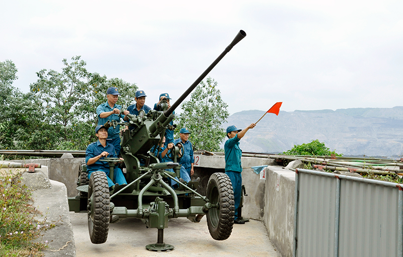Một buổi huấn luyện tại Đại đội Pháo Phòng không 37mm thuộc Tiểu đoàn Tự vệ Công ty Tuyển than Hòn Gai - Vinacomin.
