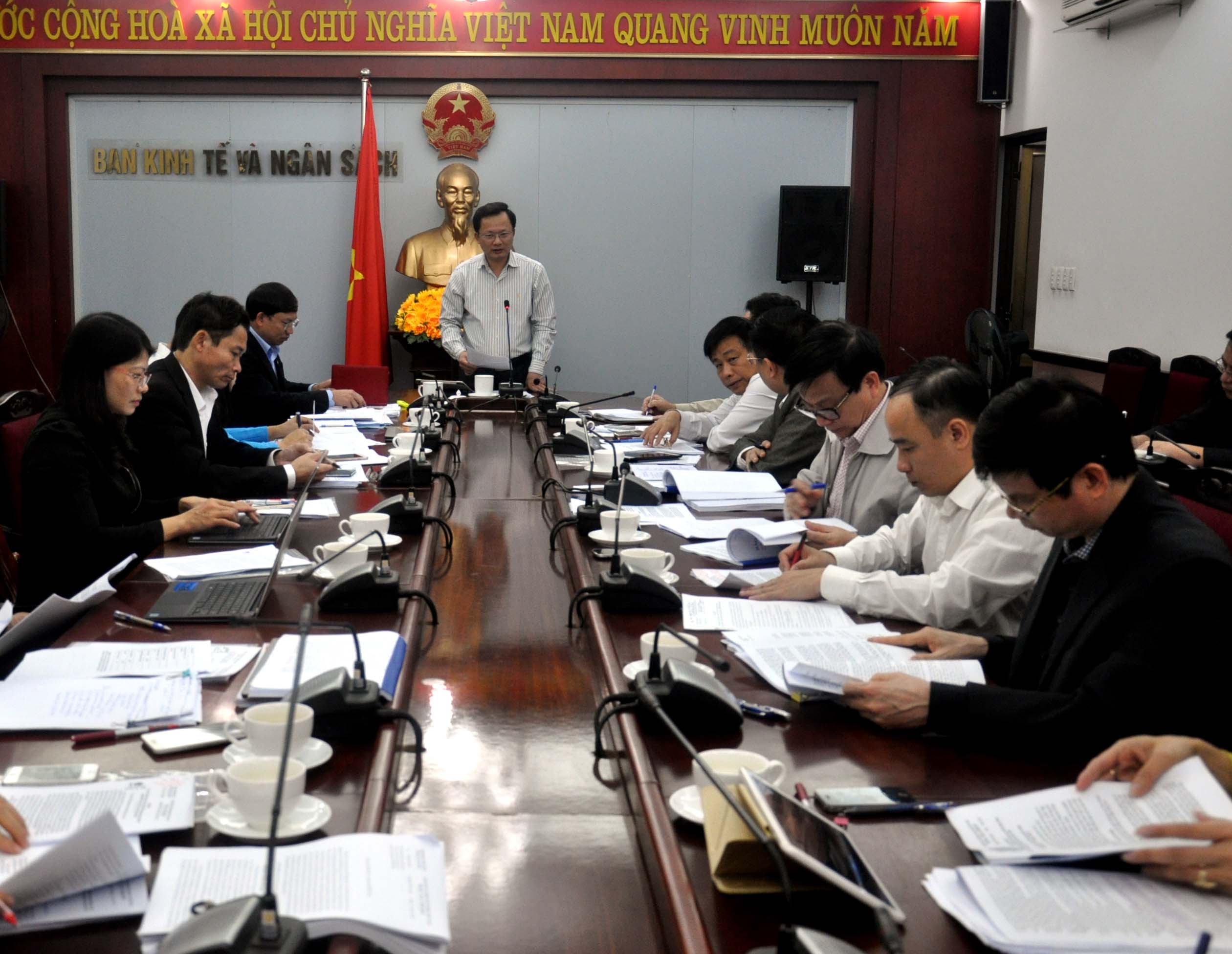 Đồng chí Cao Tường Huy, Trưởng Ban Tuyên giáo Tỉnh uỷ, Trưởng Ban Kinh tế - Ngân sách HĐND tỉnh phát biểu kết luận buổi thẩm tra