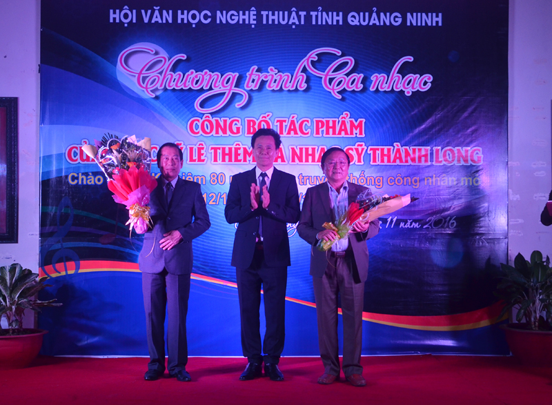 Lãnh đạo Hội VHNT Quảng Ninh tặng hoa chúc mừng hai nhạc sĩ.