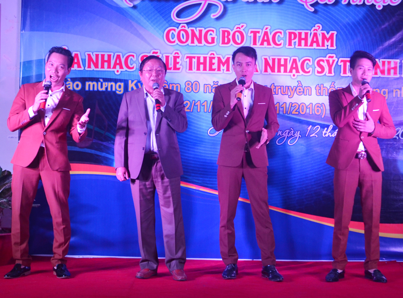 Nhạc sĩ Lê Thêm cùng tốp nam thể hiện bài hát “Hòn Than nhớ bác” do chính ông sáng tác.