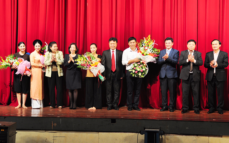 Các đồng chí lãnh đạo tỉnh và lãnh đạo các sở, ngành tặng hoa cho đội ngũ diễn viên của Đoàn Nghệ thuật chèo Quảng Ninh.
