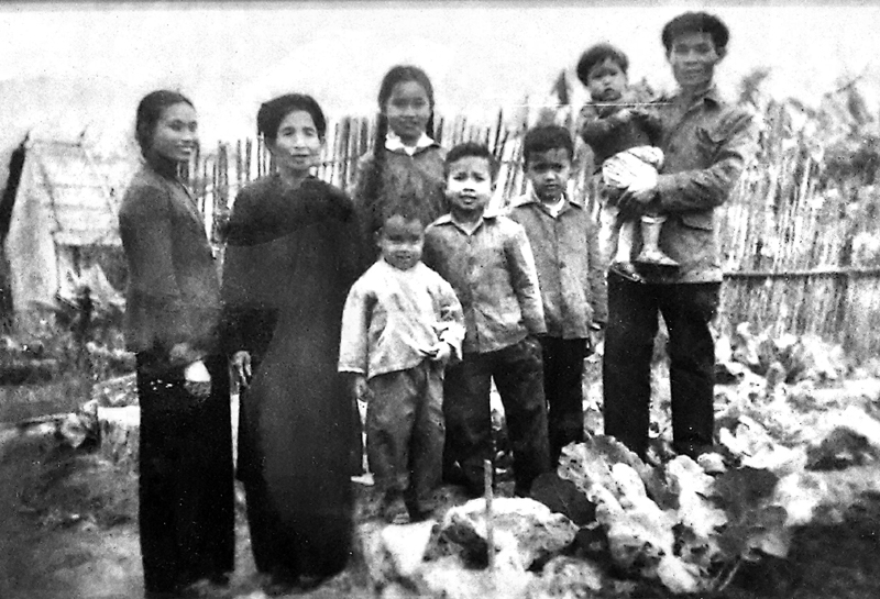 Ông Mai Hữu Phần (ngoài cùng bên phải) đang bế con gái út, cùng mẹ đẻ (thứ hai trái sang), vợ (ngoài cùng bên trái) và các con.  Ảnh do gia đình cung cấp, chụp năm 1969